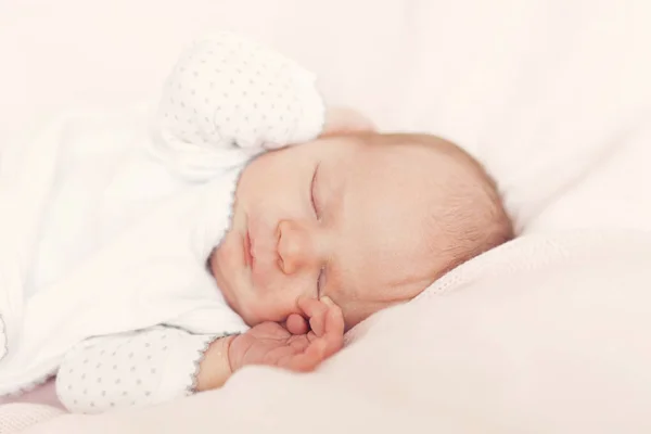 Малышка спит — стоковое фото