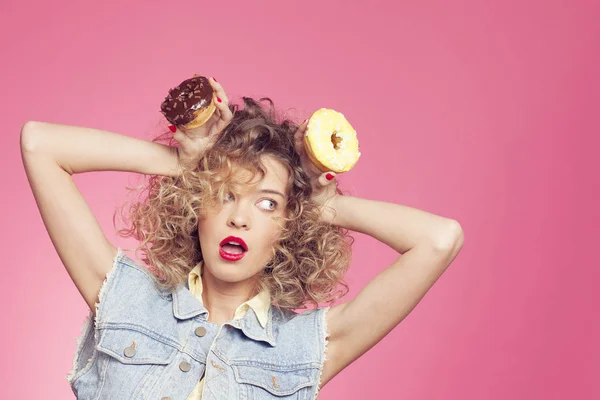 Junge Frau mit Donuts — Stockfoto