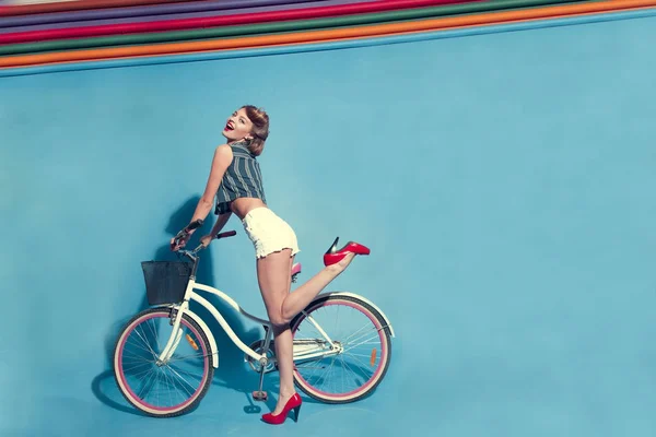 Молода жінка з велосипедом — стокове фото