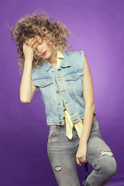 Mor arka yüzünde dokunmadan kıvırcık saçlı kız