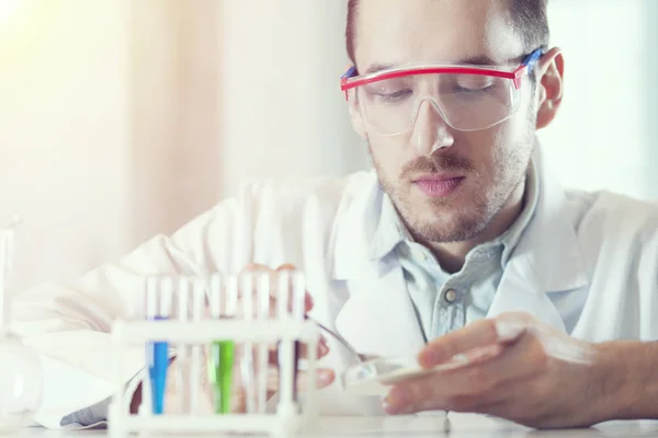 Cientista com tubos de ensaio — Fotografia de Stock