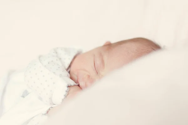 Bebé niña durmiendo — Foto de Stock