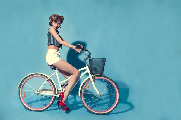 自転車を持つ若い女性 — ストック写真