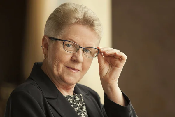 Senior vrouw in brillen — Stockfoto
