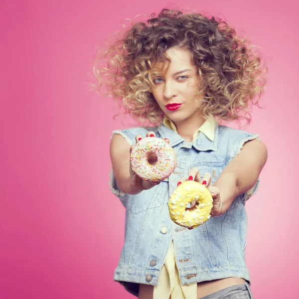 genç kadın holding çörek