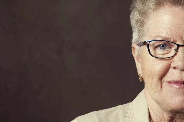 Старша жінка в окулярах — стокове фото