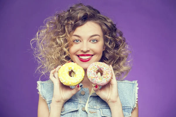 genç kadın holding çörek