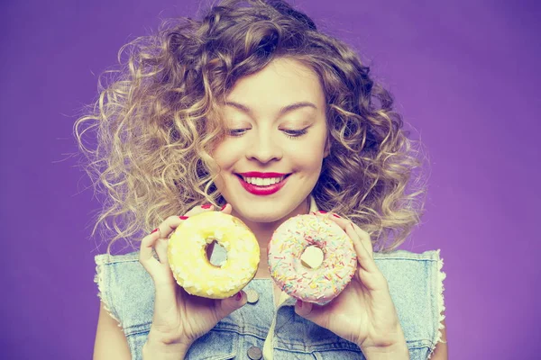 genç kadın holding çörek