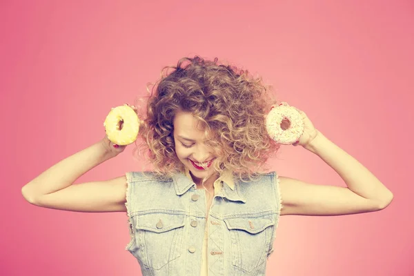 Jeune femme tenant des beignets — Photo