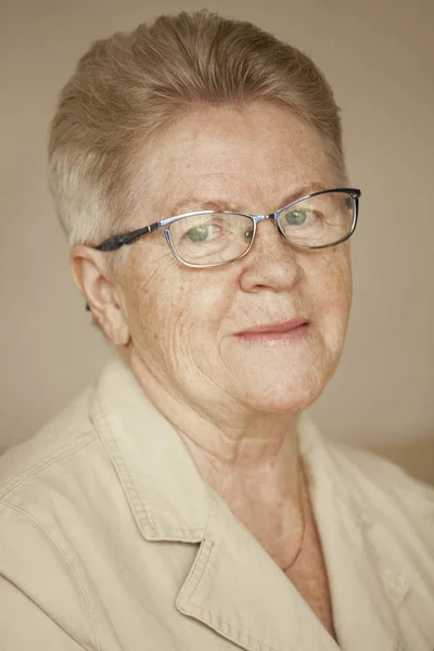 Senior vrouw in brillen — Stockfoto