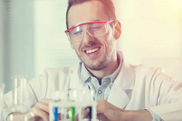 Cientista olhando para tubos de ensaio — Fotografia de Stock