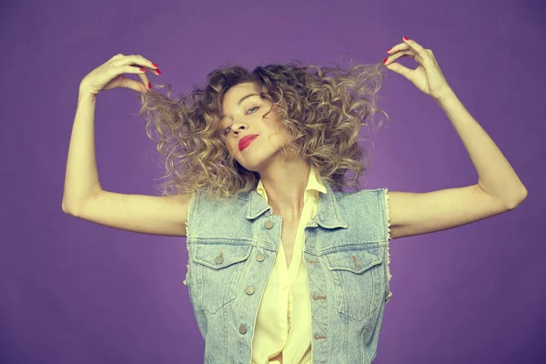 Kadın saçları ile eğleniyor önden görünümü 