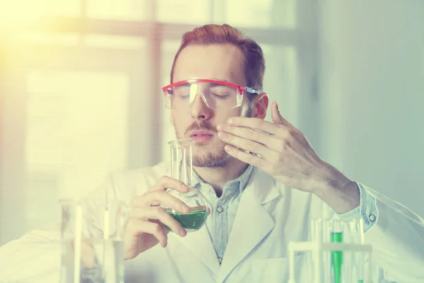 Naukowiec wdycha zapach — Zdjęcie stockowe