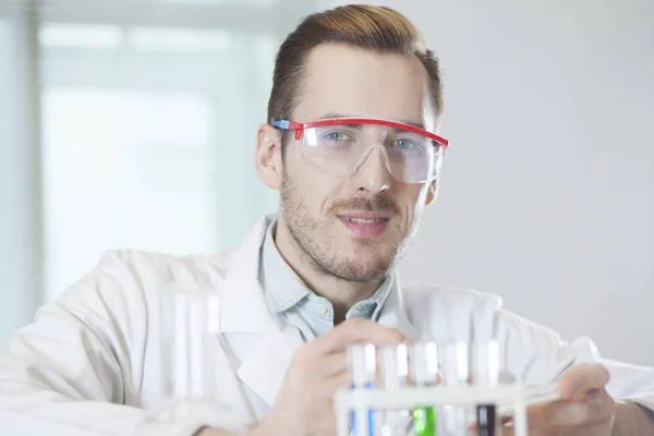 Cientista com tubos de ensaio — Fotografia de Stock