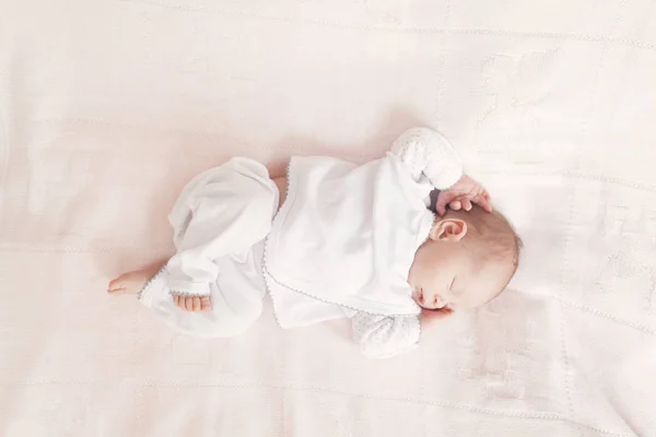 Bebé niña durmiendo — Foto de Stock