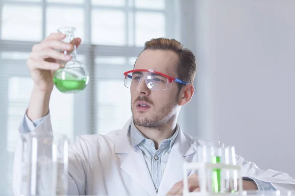 Cientista com frasco na mão — Fotografia de Stock