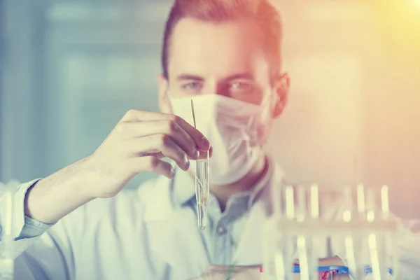 Cientista segurando tubo de ensaio — Fotografia de Stock