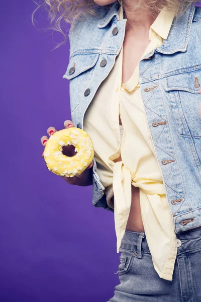 Жінка Тримає Пончик Біля Грудей — стокове фото