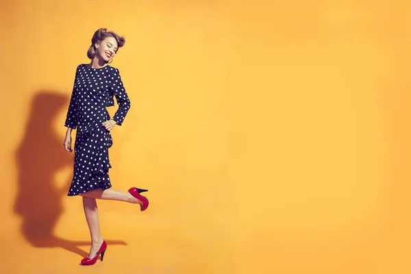 Attraktive Junge Frauen Gepunktetem Kleid Posieren Auf Orangefarbenem Hintergrund — Stockfoto