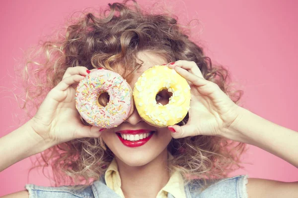 genç kadın holding çörek