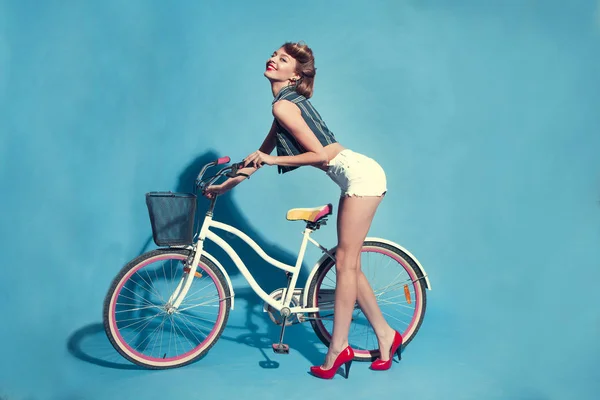 Young woman with bicycle — Stock Photo, Image