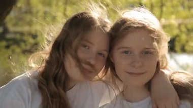 Ikiz kız açık havada