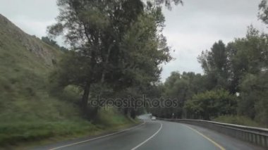 Dağ yolda araba araba