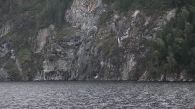 Güzel dağlar göl kenarında sis kaplı