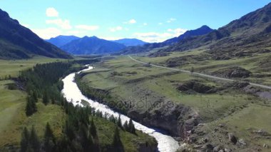 dağlarda güzel nehir