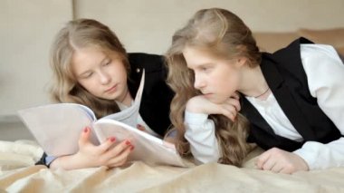 kitap aracılığıyla leafing kız