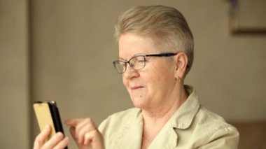 Üst düzey kadın gözlük