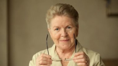 Haki gömlek kameraya gülümseyen kadın kıdemli