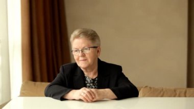 Gri saç kadın ne yazık ki penceresinde daire arıyorum 