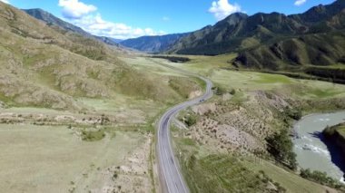 Panoramik dağ nehir ve yol