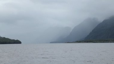 görkemli puslu dağlar 