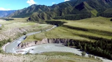 dağlarda güzel nehir