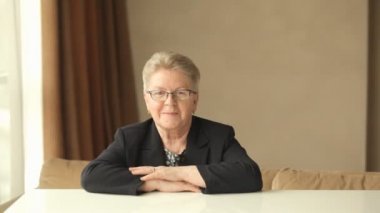 Üst düzey kadın gözlük