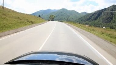 Dağ yolda araba araba