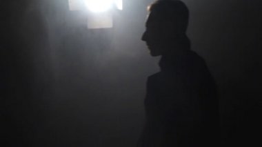 karanlık odada şapka erkek siluet 