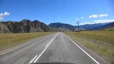 Dağ yolda araba araba