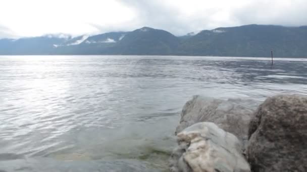 Όμορφα Βουνά Που Καλύπτονται Ομίχλη Στη Λίμνη — Αρχείο Βίντεο