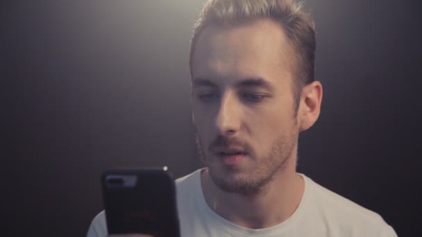 Jonge Man Met Smartphone Donkere Kamer — Stockvideo