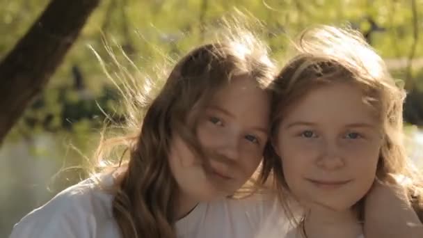 Twin sisters hugging outdoors — Stock Video