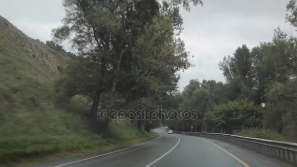 산악도로에서 자동차 — 비디오