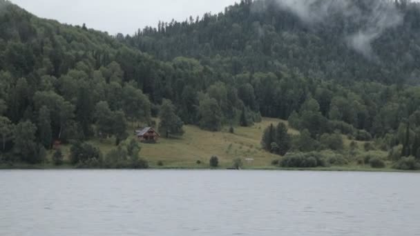 Gyönyörű Hegyekkel Borított Köd Tavon — Stock videók