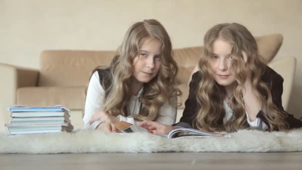 Hermanas hojeando el libro — Vídeos de Stock