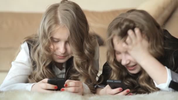 Meninas usando smartphones — Vídeo de Stock