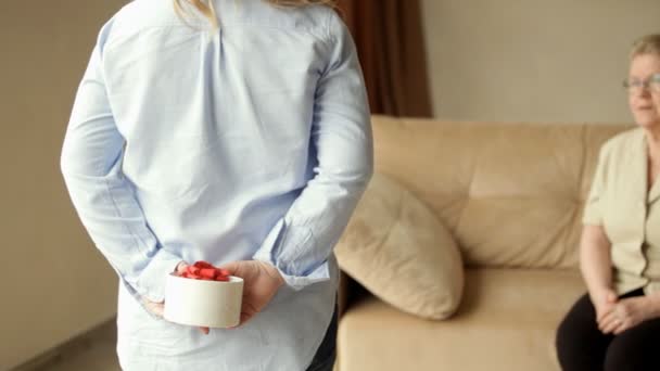 Mujer joven con caja de regalo — Vídeos de Stock