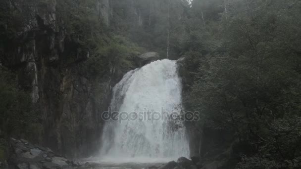 Vackra Korbu vattenfall — Stockvideo
