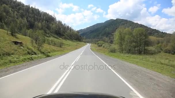 산악도로에서 자동차 — 비디오